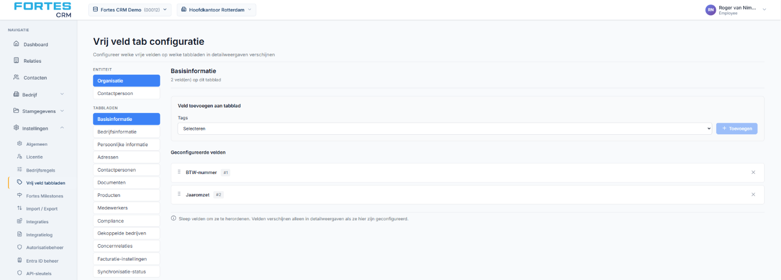 Het scherm Vrij veld tab configuratie onder Instellingen, met de tabbladen per entiteit en de geconfigureerde vrije velden